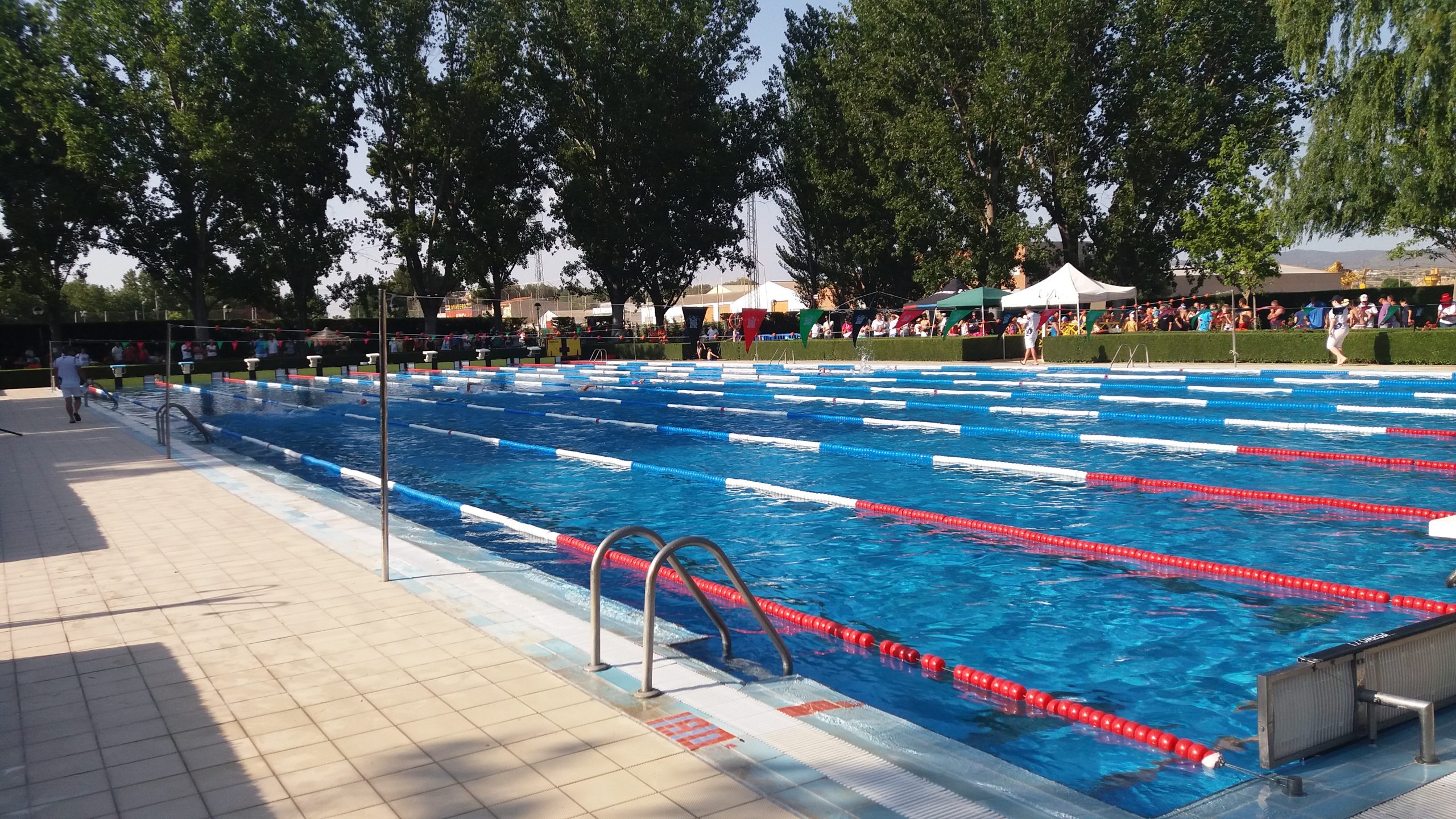 La competición regional de natación finaliza la temporada en Almansa con el Campeonato Regional de Natación Infantil, Junior y Absoluto de Verano